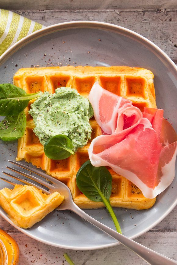 Wafels met spinaziepuree en Parmaham