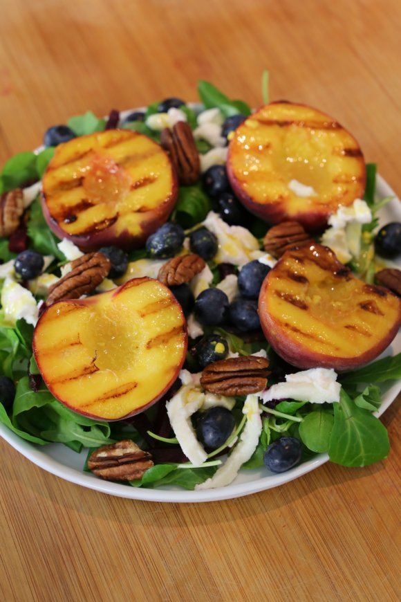 Salade met gegrilde perziken 