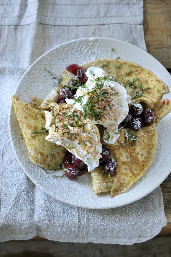 Pannenkoeken met kriekensaus en meringue