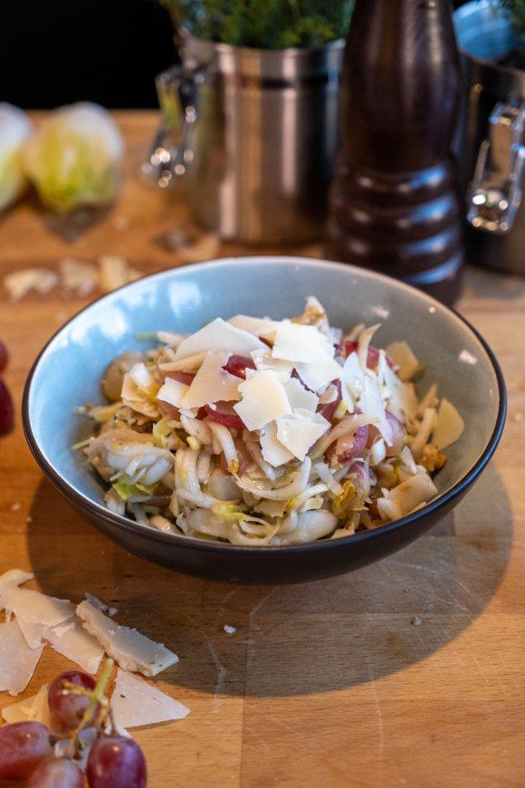 Krokante witloofsalade met geroosterde druiven