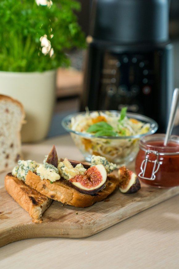 Zelfgemaakte vijgenconfituur met toast van kramiekbrood