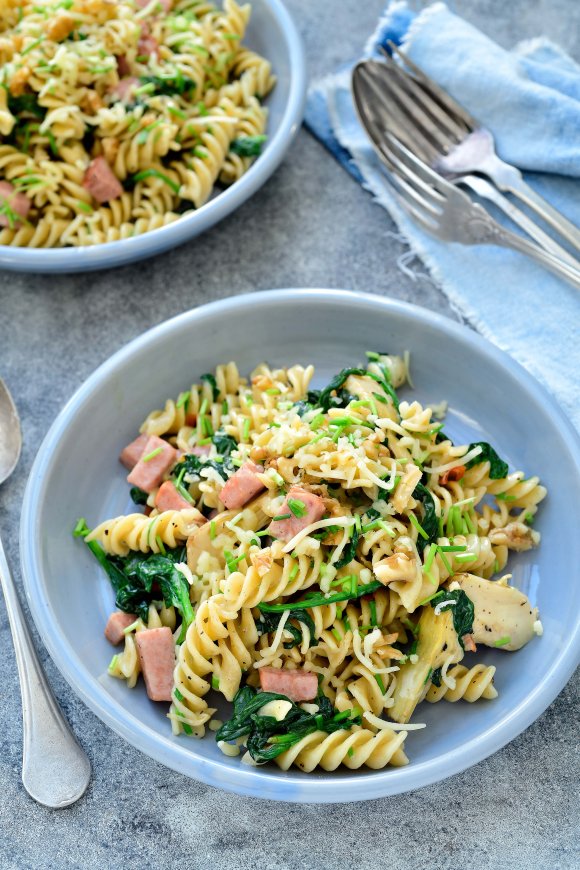 Pasta met ham, artisjok en spinazie