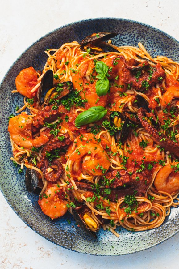 Spicy linguine frutti di mare