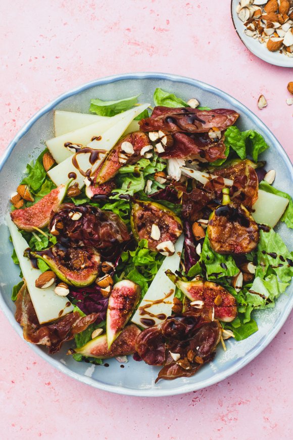 Salade met vijgen, manchego, serranoham en amandelen