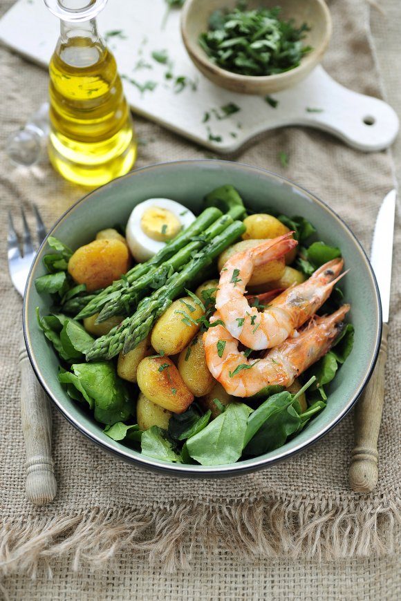 Salade met krieltjes, grote garnalen en aspergepunten