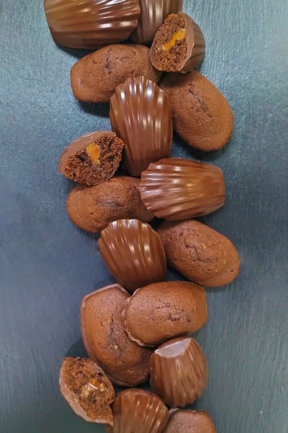 Chocolade madeleines met karamel