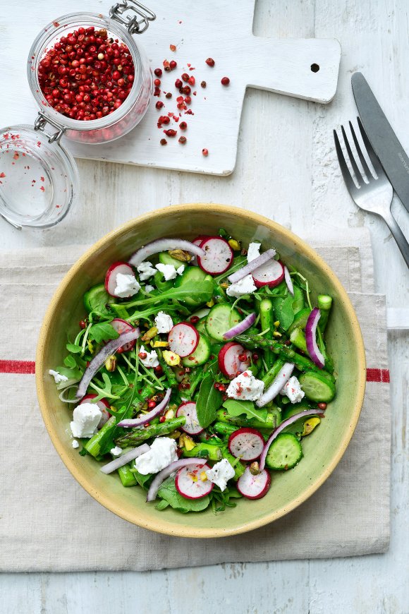 Groene salade met komkommer, groene asperges en feta