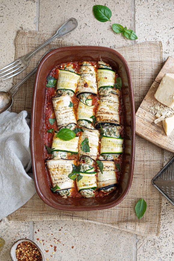 Aubergine en courgette rolletjes met vegan ricotta en tomatensaus