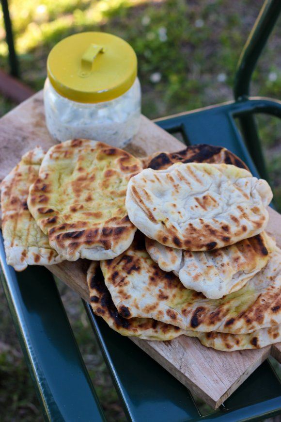 Naanbrood met yoghurt, komkommer en appel