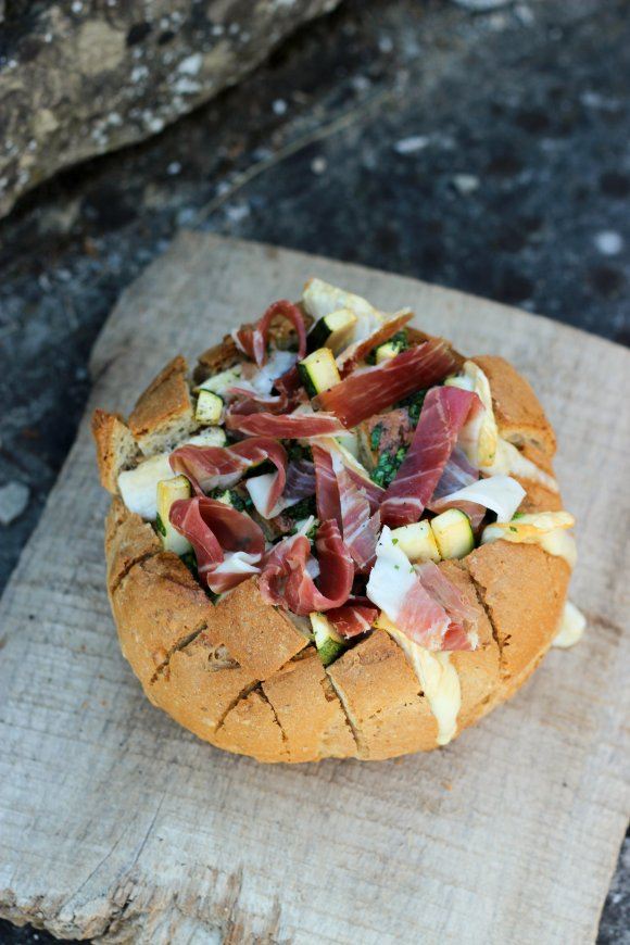 Gevuld brood met geitenkaas en parmaham