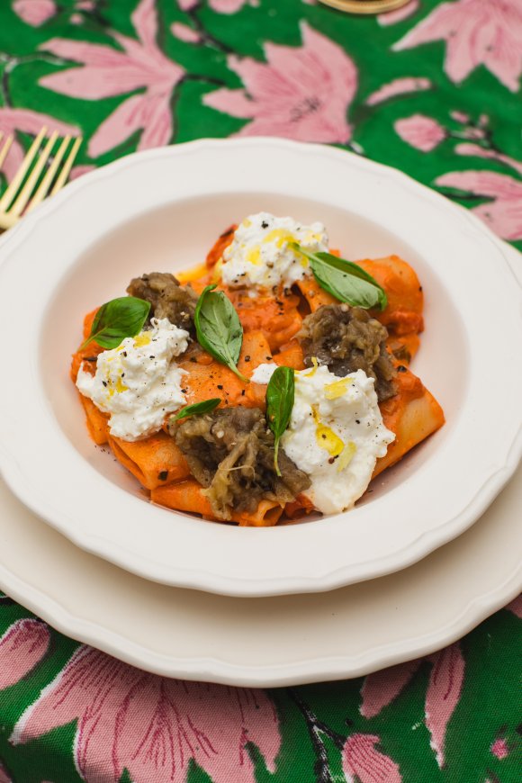 Paccheri met tomaat, burrata en gerookte aubergine