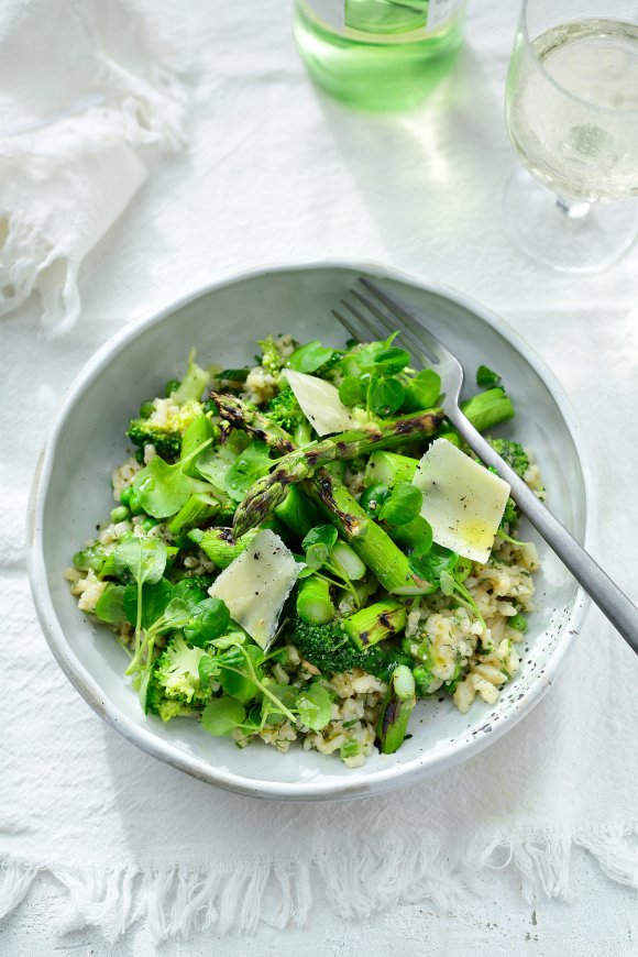 Risotto in ’t groen met erwten, broccoli en gegrilde asperges