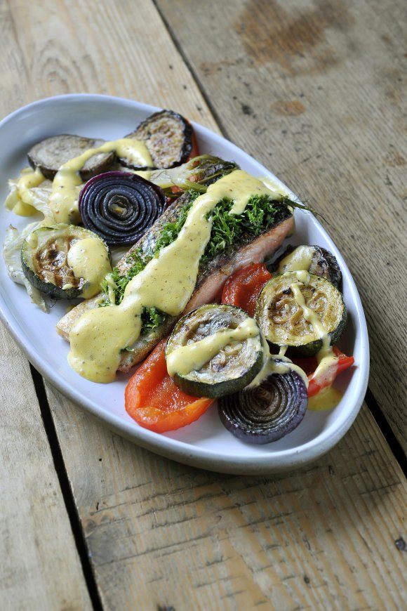 Geroosterde zalm met gegrilde groenten en dijonaise