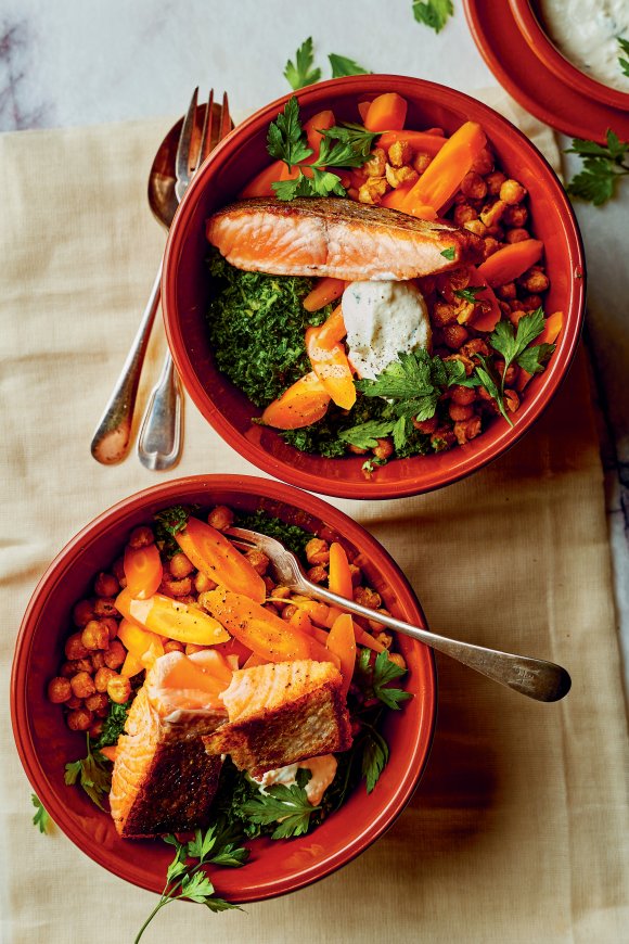 Kikkererwtensalade met zalm en geklopte fetaroom