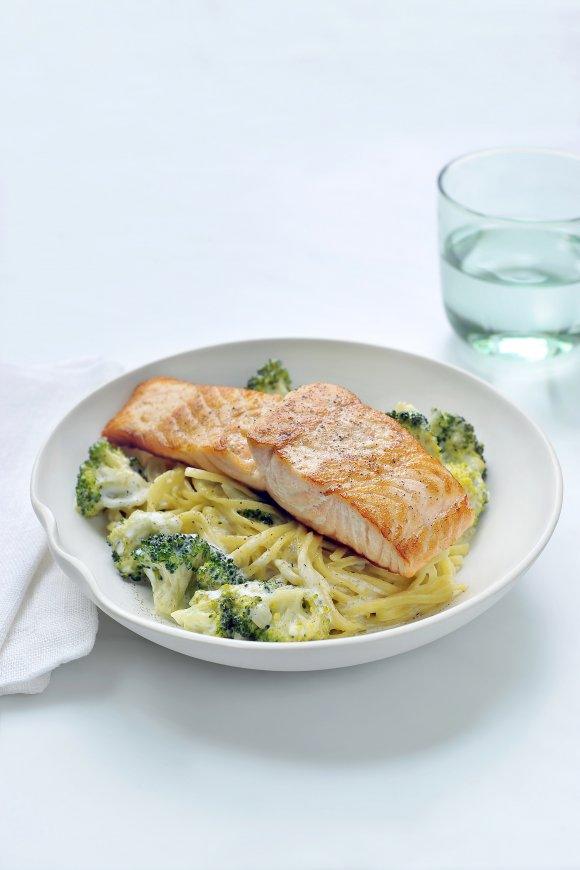 Pasta met gebakken zalm en broccoli