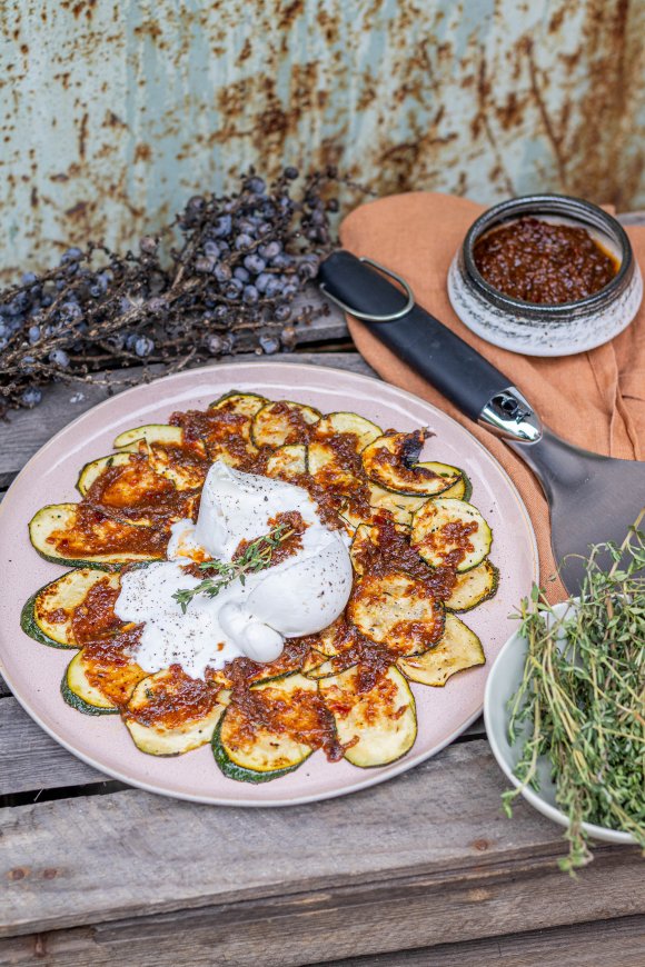 Carpaccio van courgette met een sausje van zongedroogde tomaat, ansjovis en burrata