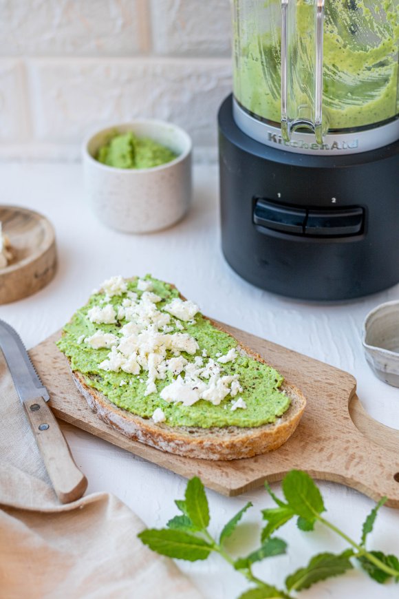 Toast met doperwtenspread