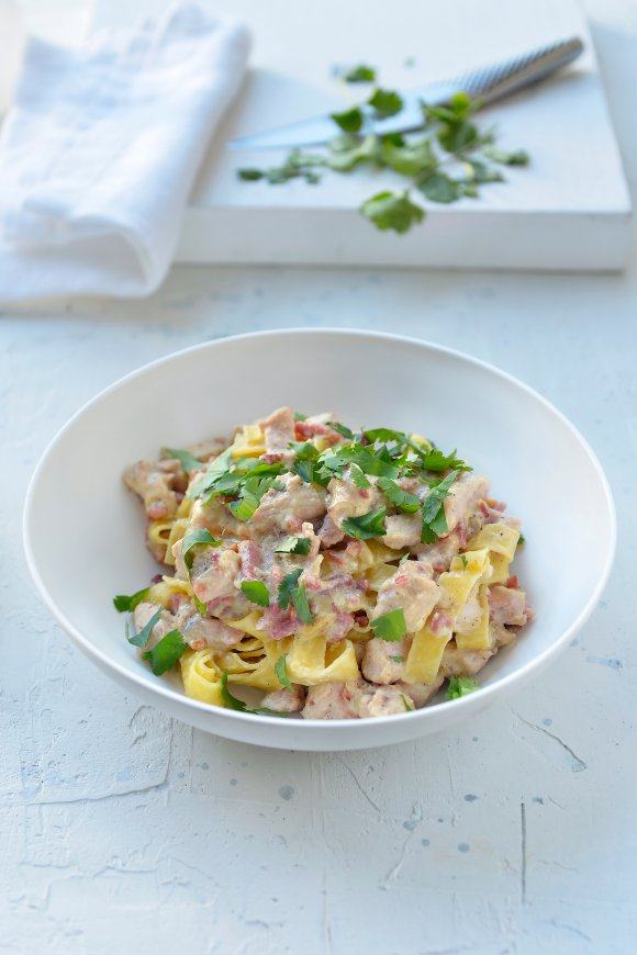 Pasta carbonara met kip en spek