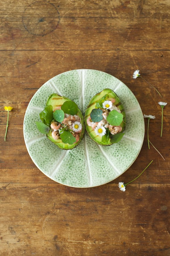 Geroosterde avocado met zeesla en garnaaltjes