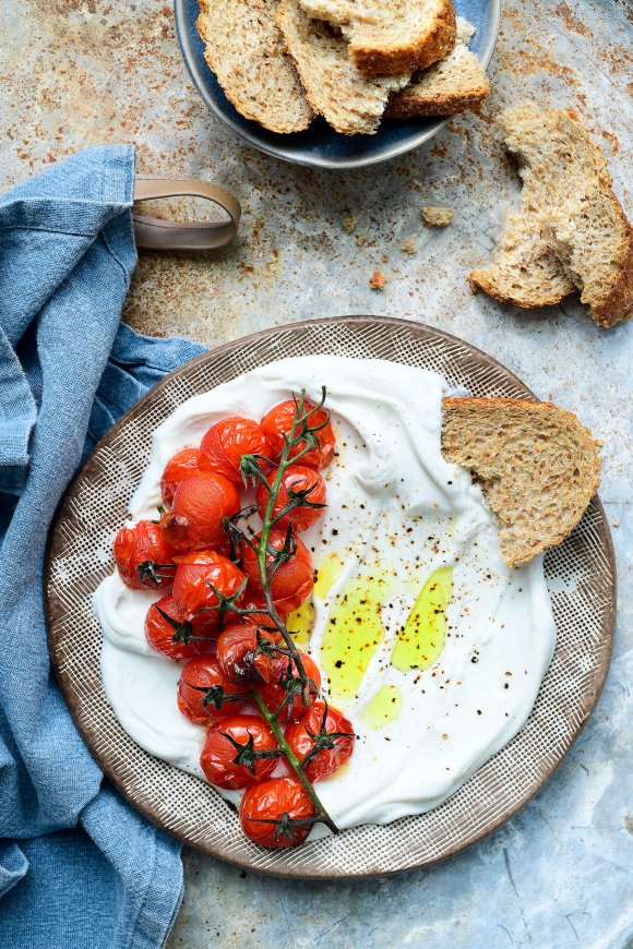 Whipped ricotta met knoflooktomaatjes