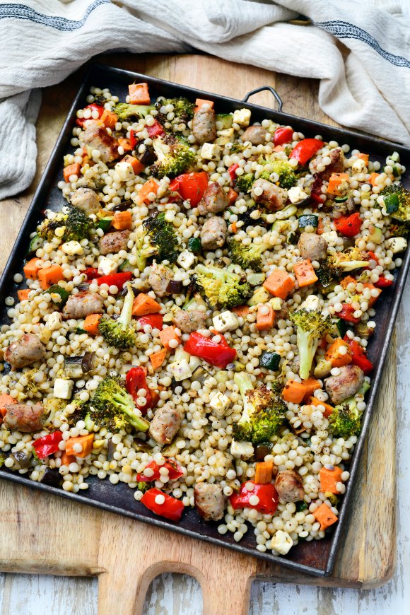 Traybake met parelcouscous, worst en feta