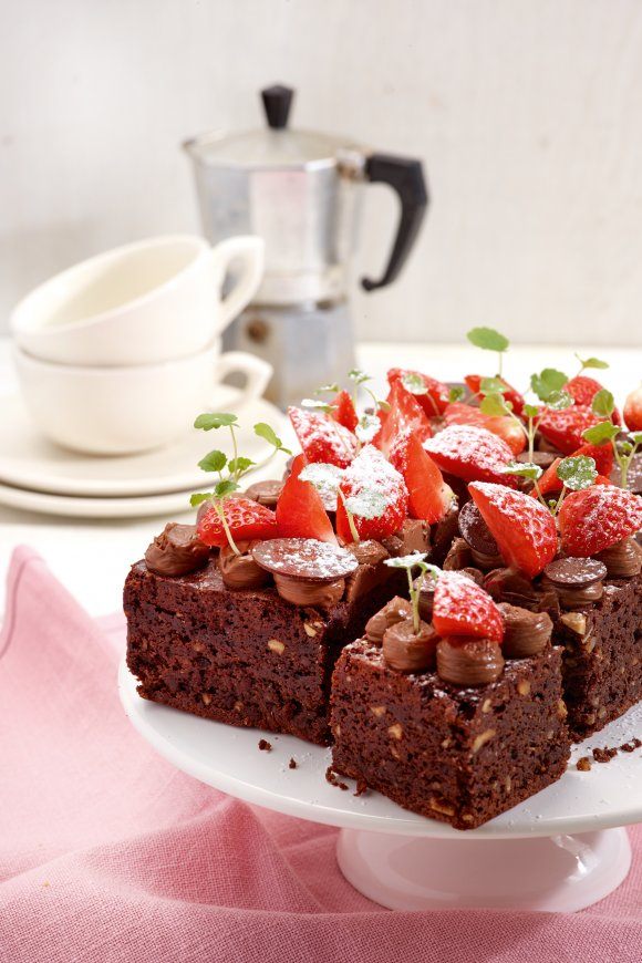 Brownies met karamelcrème en aardbeien