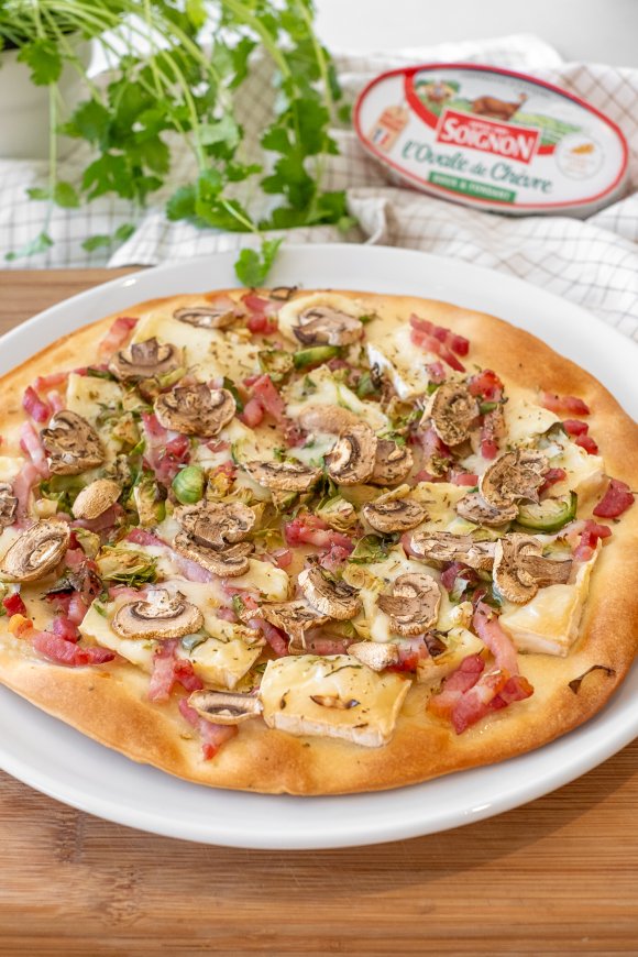 Winterse pizza met geitenkaas, spek, spruitjes en champignons