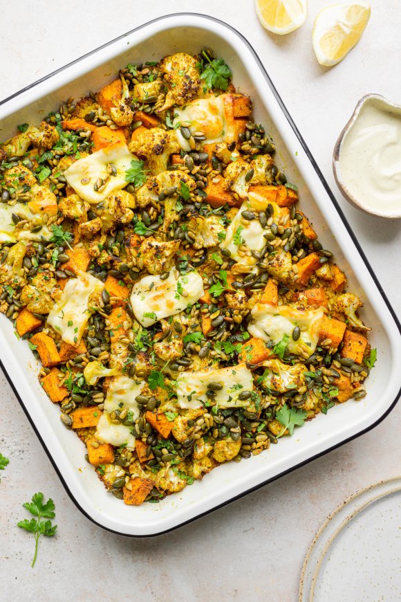 Bulgur traybake met halloumi, butternut en bloemkool