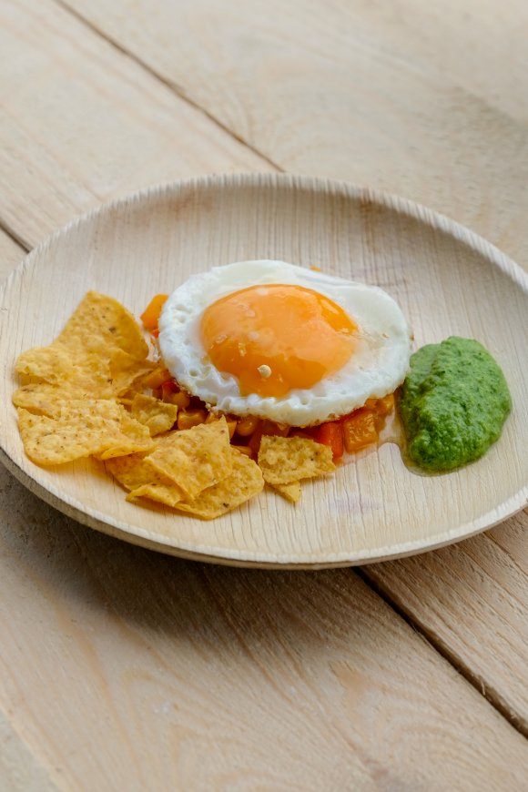 Mexicaanse spiegeleieren met groene chilisaus en nacho's