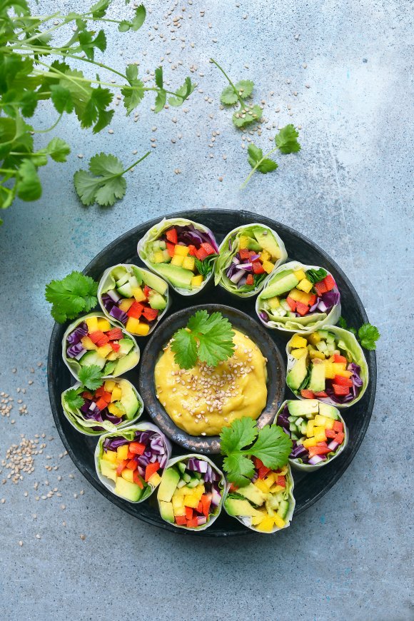 Veggie rolls met mango-currydressing