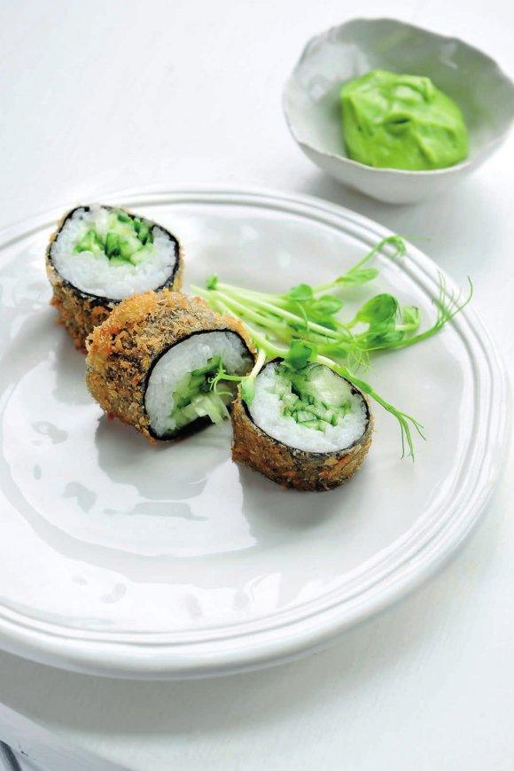 Gepaneerde sushi met mozzarella en komkommer