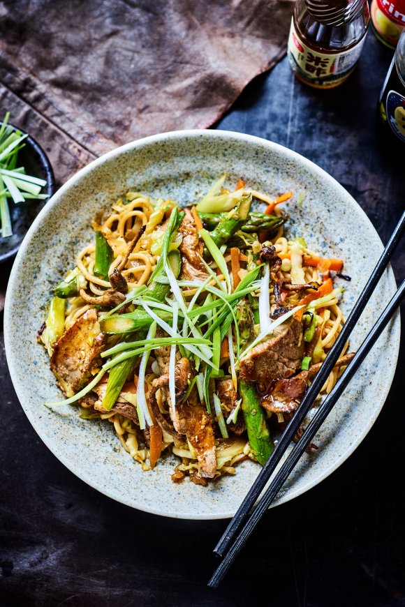 Yakisobanoedels met beef teriyaki