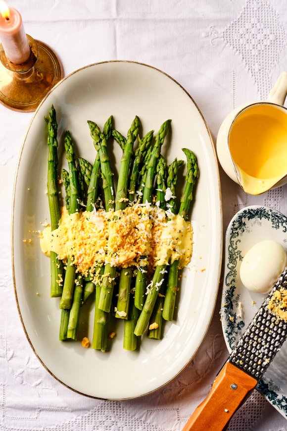 Groene asperges met saffraanaioli