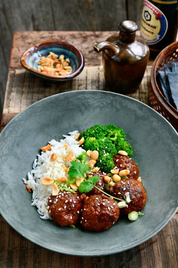 Sticky spicy gehaktballen met rijst