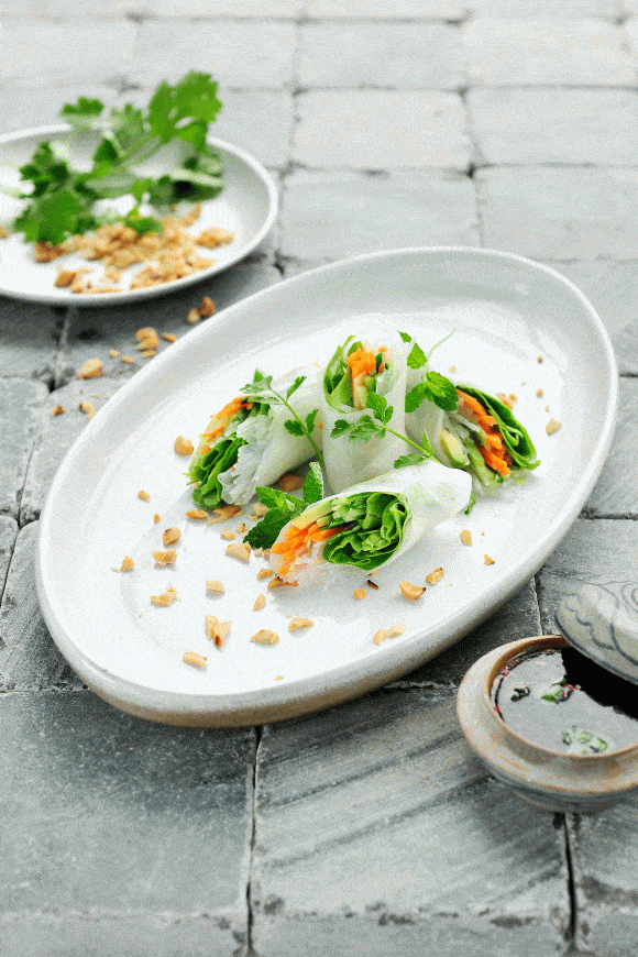 Vietnamese lenterolletjes met kropsla, avocado en geroosterde pinda