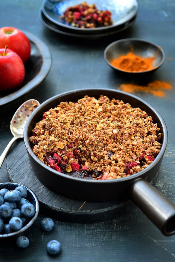 Crumble met appel en blauwe bessen