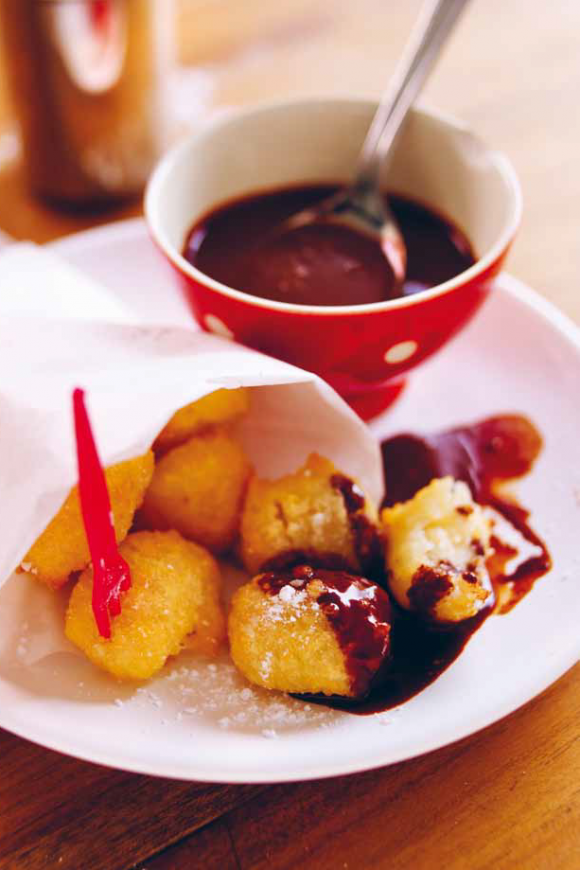 Kokosbeignets met chocoladesaus