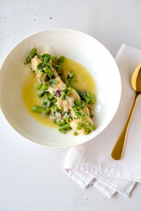 Gnudi van ricotta met groene groentjes