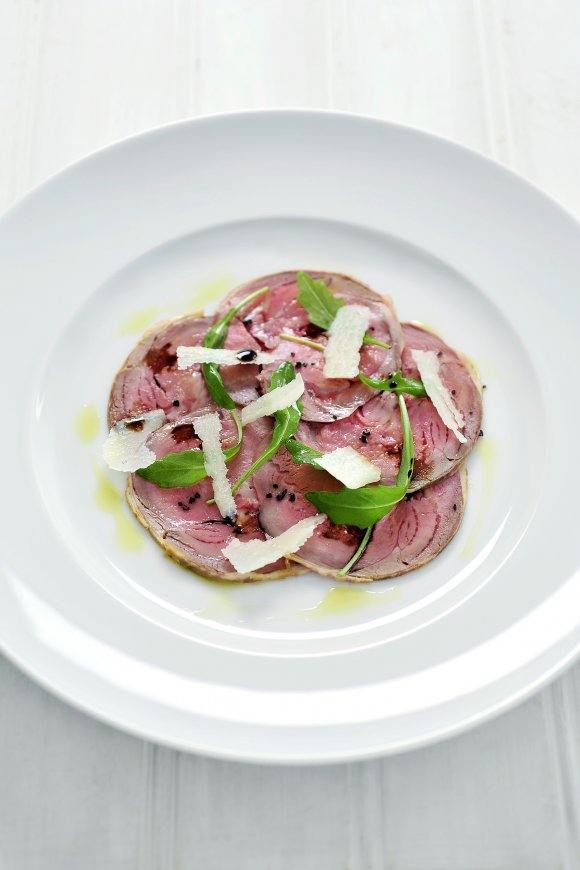 Carpaccio van lamsschouder met rucola en parmezaanse kaas