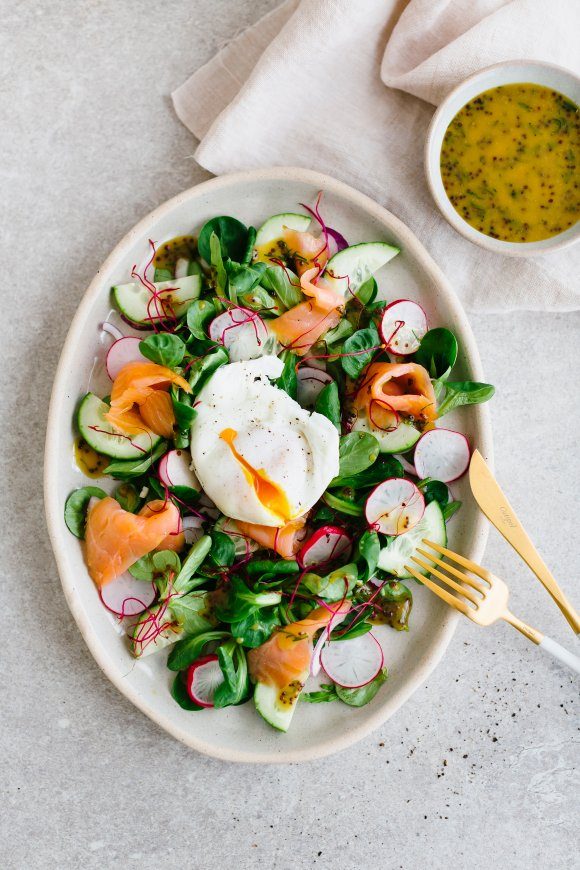 Salade met gerookte zalm en een gepocheerd eitje