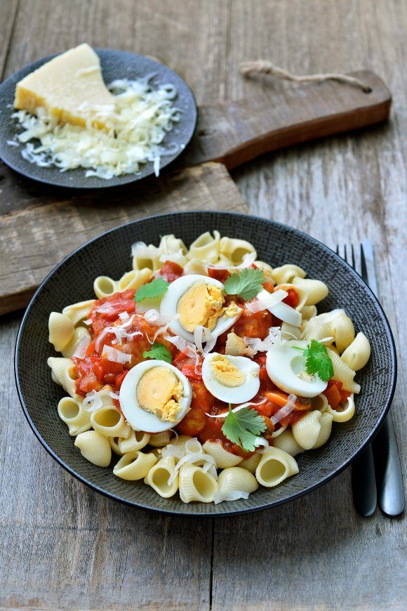 Pasta met hardgekookte eitjes