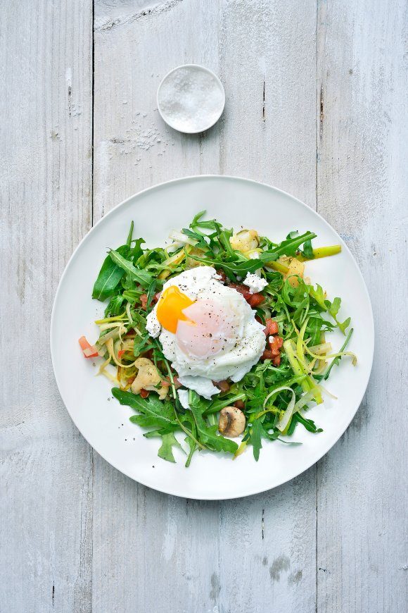 Lauwe salade met geitenkaas en een gepocheerd eitje