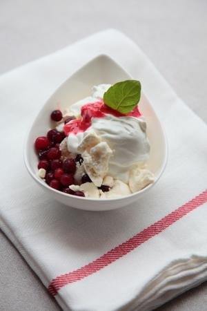 Bio yoghurt met meringue en rood fruit