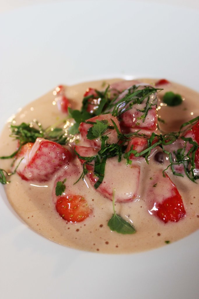 Sabayon van kriekenbier met gemarineerde aardbeien