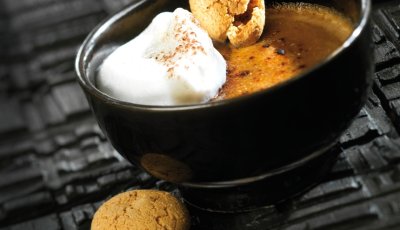 Crème brûlée met koffie en amarettikoekjes