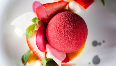 Citroencake met aardbeienmousse en yoghurtcrème