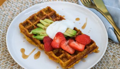 Zoete aardappelwafel met aardbeien